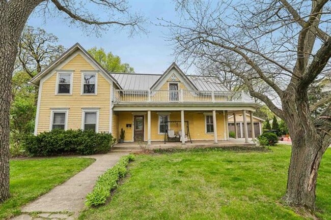 Building Photo - SPACIOUS 3+ BEDROOM HOME WILL BE READY TO WELCOME YOU