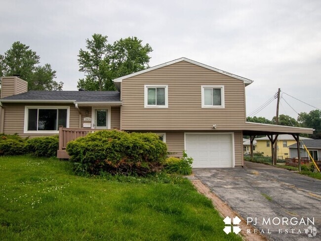 Building Photo - 3 bedroom, 1.5 bath House For Lease