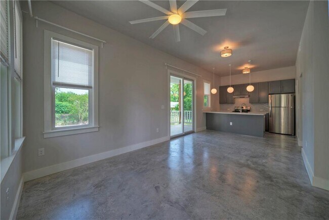 Photo - 1006 E 8th St