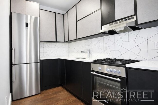 Building Photo - Luxury 2 BR in Bushwick with Balcony & Roof Deck! Unit 3R