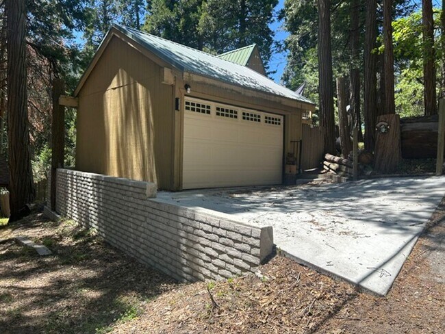 10905 Elm Dr