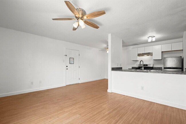 Photo - 300 E Croslin St Unit 106