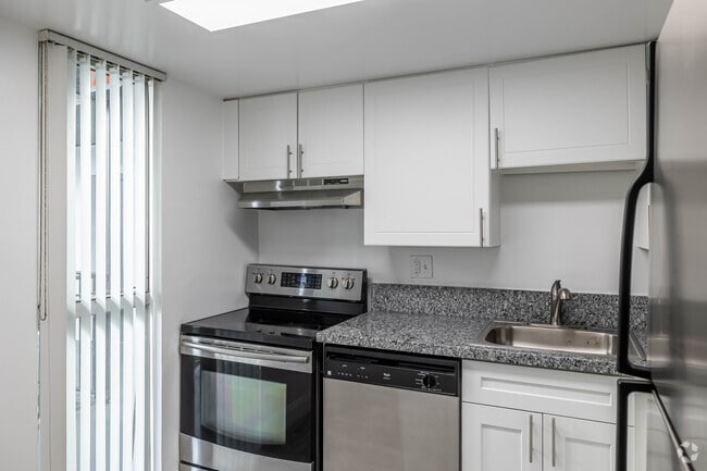 1 BR, 1.5 BA - 820SF