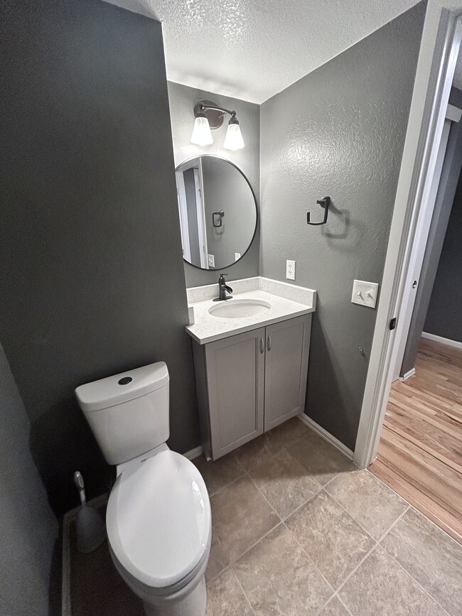1/2 baño - 11584 Community Center Dr