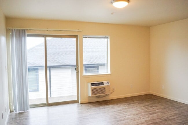 Photo - 1650 SE Harold St Unit 13