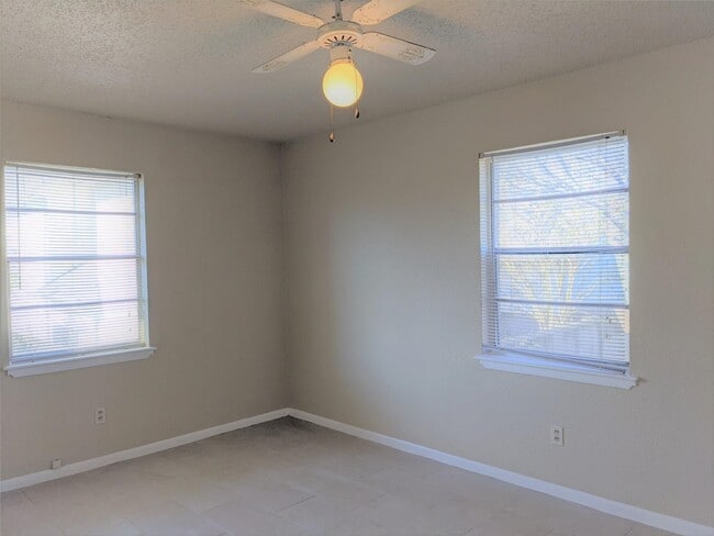 Photo - 915 Alexander St