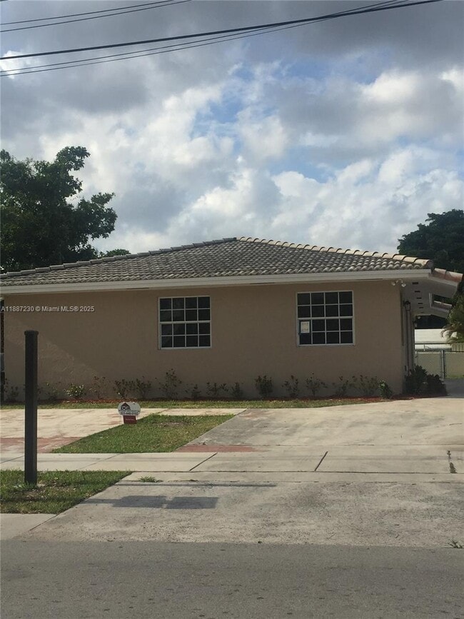 Photo - 8719 SW 38th St Unidad REAR