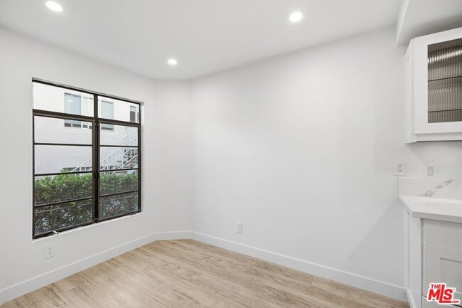 Photo - 13025 Moorpark St Unit 106