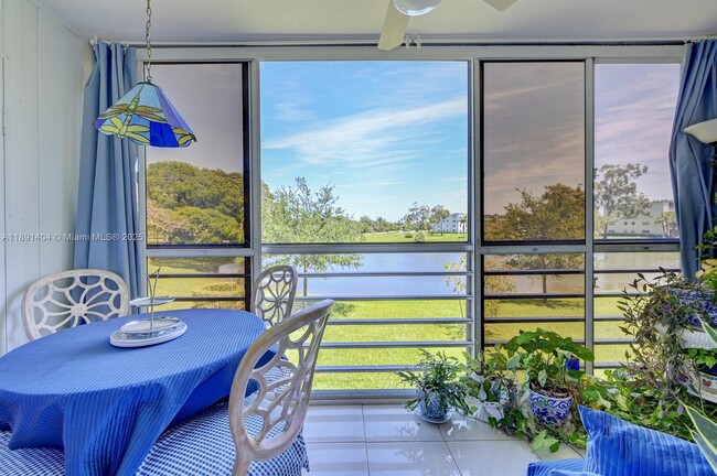 Building Photo - 2049 Newcastle A Unit 2049