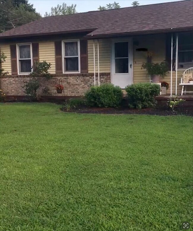 Building Photo - 1420 3rd Ave