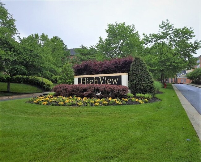 Building Photo - 1BR Condo in Upscale Highview. Enjoy Resor...