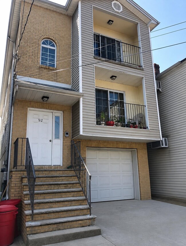 Building Photo - 92 W 21st St Unit 2