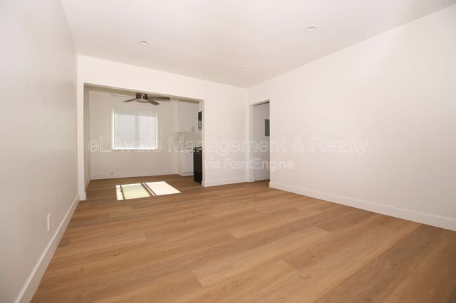 Photo - 14115 Gilmore St Unidad 02