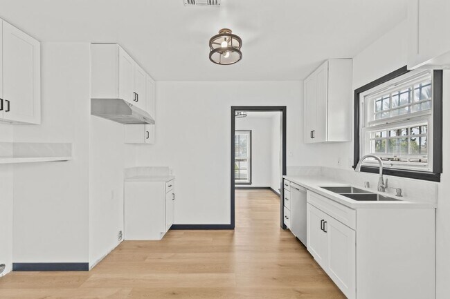 Photo - 9829 S 7th Ave Apartamento