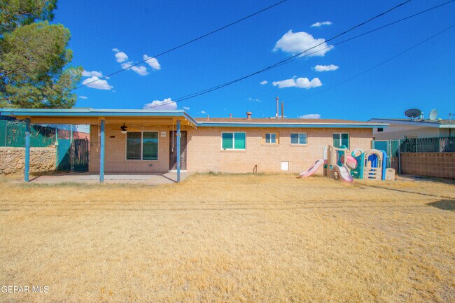 Photo - 451 Borrett St