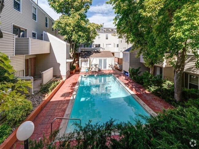 Building Photo - Updated Two Story 2 Bed 1 Bath Condo in Ce...
