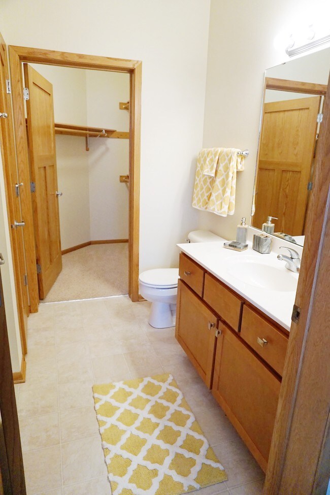 Armario y baño en suite - Aspen Hill Apartment Homes