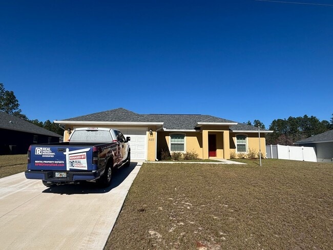 Building Photo - Great 3/2 in ideal location