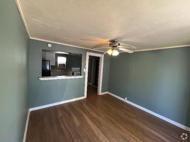 Building Photo - 518 Laredo St Rental
