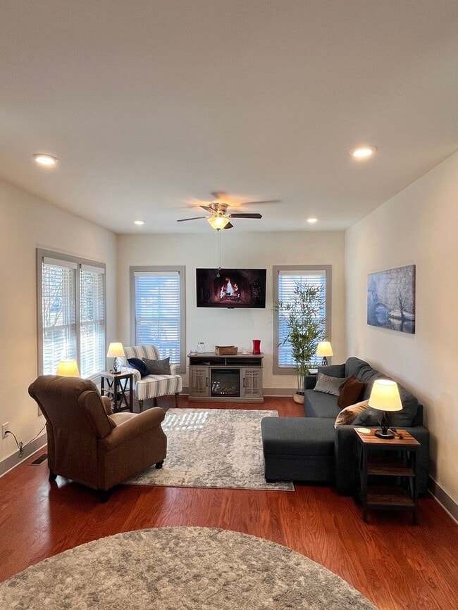 Photo - 420 Veritas St