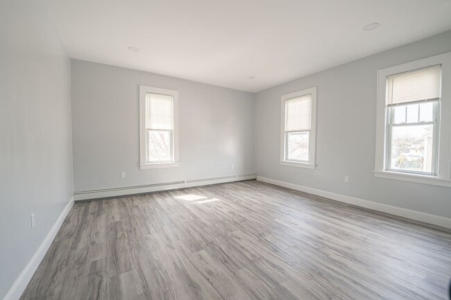 Building Photo - 194 N Chestnut St Unit 2