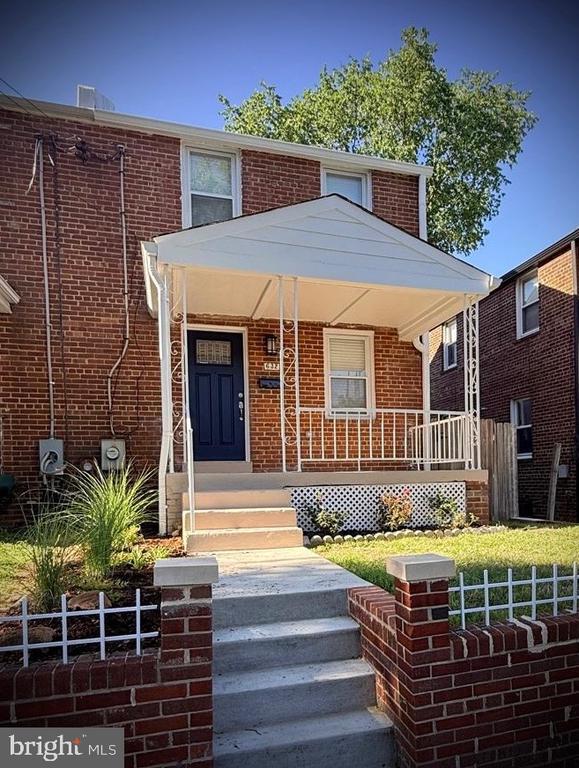 Photo - 632 Faraday Pl NE