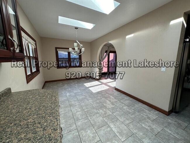 Photo - HUGE 8 Bedroom 4 Bathroom home | Close to ...