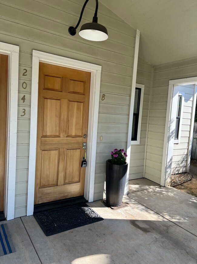 Photo - 2043 Madison St