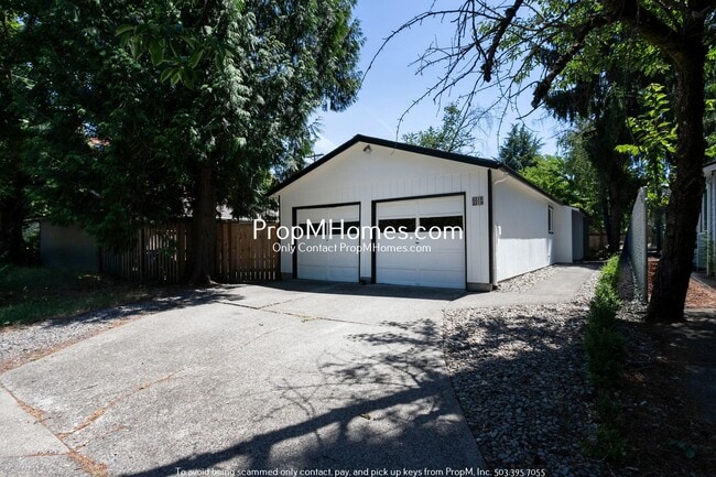 Building Photo - Updated Two Bedroom Duplex in Sellwood - Garage Included!