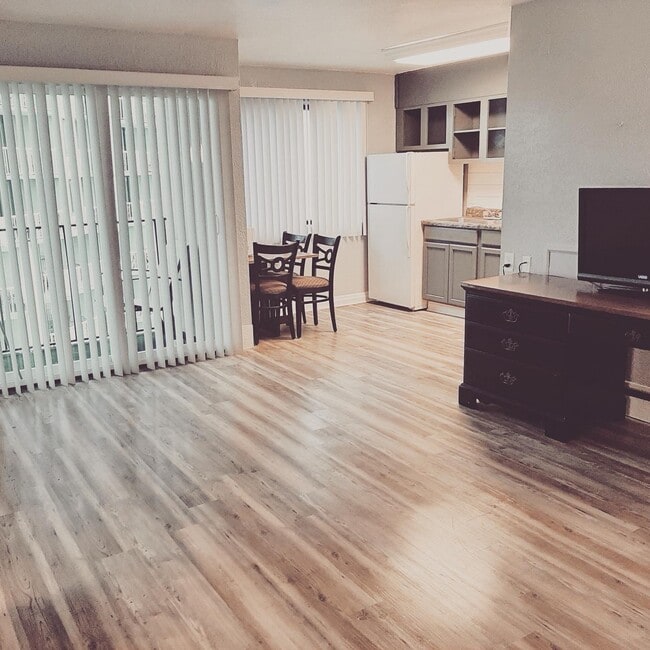 Studio Ocean Side View - Blue Palmetto