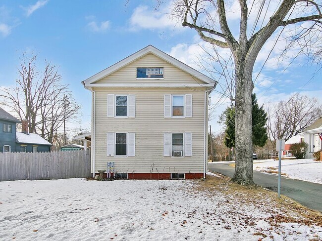 Building Photo - 34 Elm St Unit B Rental