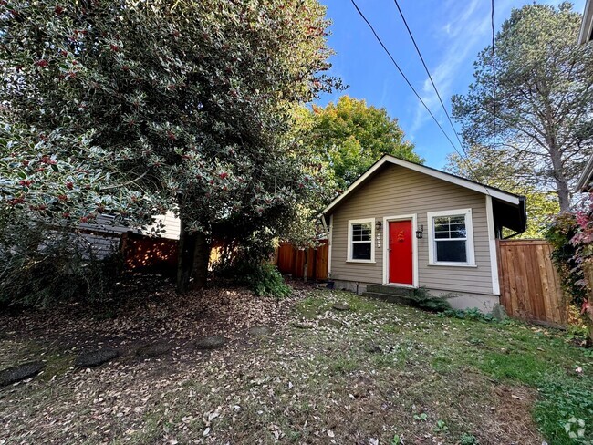 Building Photo - Green Lake Home