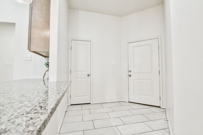 Photo - $500 Off First Month’s Rent – Sign by Sept...