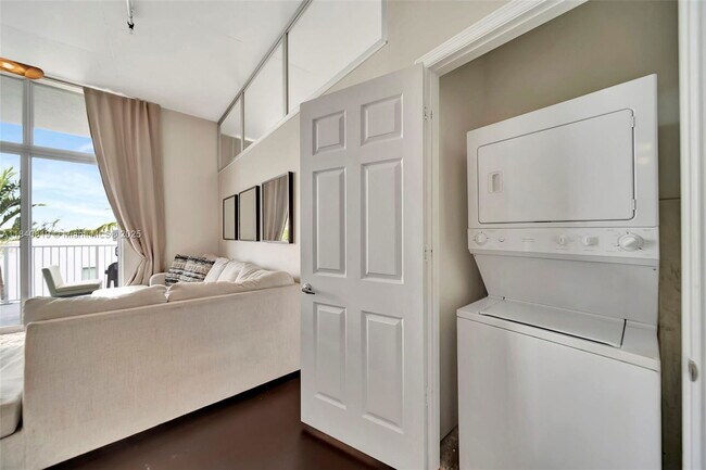 Photo - 2100 Van Buren St Unidad 421