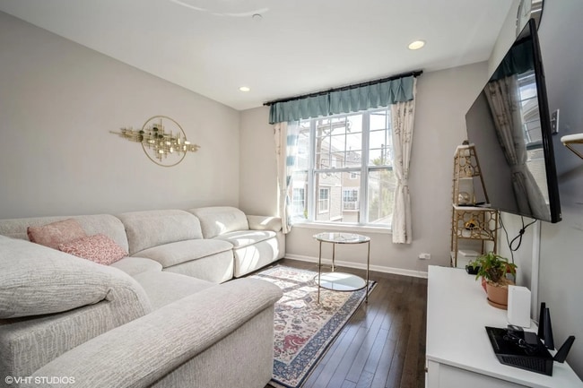 Photo - 850 Lexington Cir W