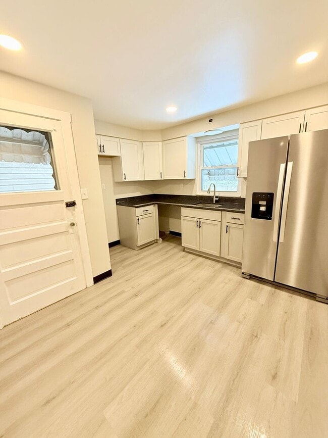 Photo - Beautiful 3BD/1BA Single Family Home – Newly Remodeled!