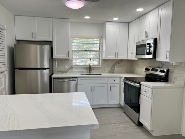 Building Photo - 10821 N Military Trl Unit 7 Rental