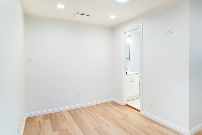 Photo - 3732 Cowley Way