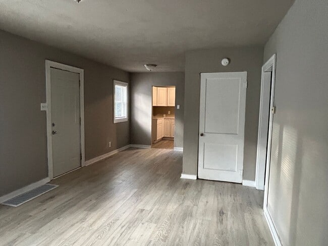 Photo - RENT THIS 2 BEDROOM ON A QUIET BLOCK!