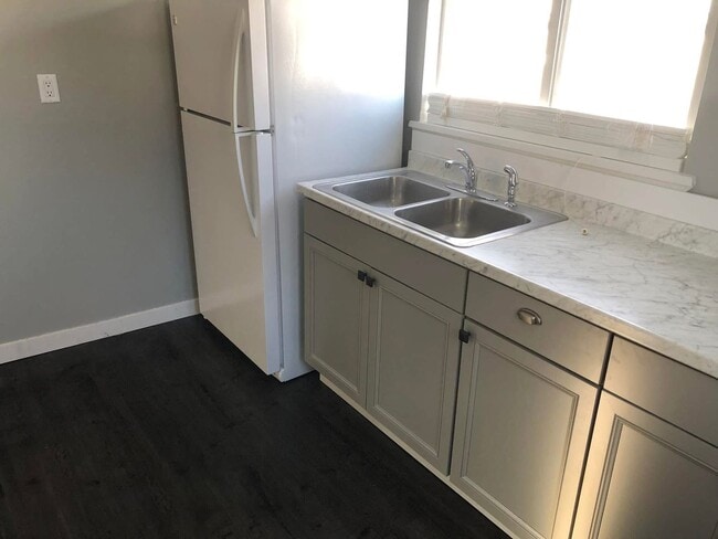 Building Photo - Charming 1 bed, 1 bath home featuring a fenced yard