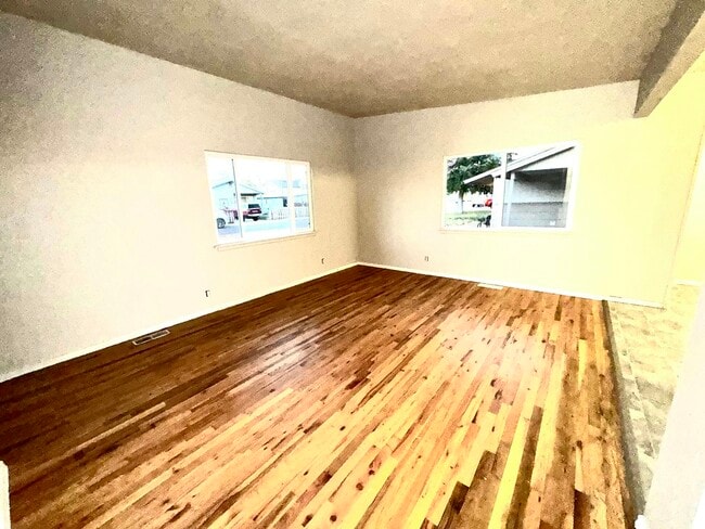 Photo - 1325 E 5th N