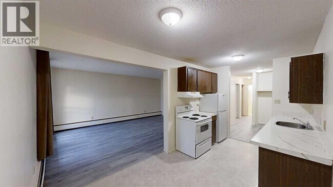 Photo - 10222-10105 105 Ave