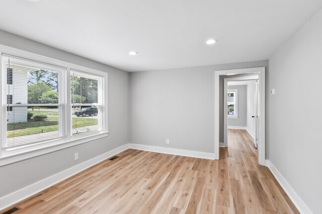 Photo - 2402 E 3rd St