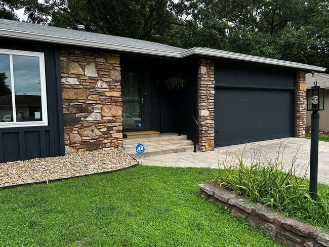 Photo - Spacious 6 Bed, 3 Bath Home with Stone Fireplace & Updated Interior Available?