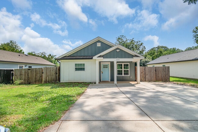 Building Photo - LIVE CLOSE TO THE ACTION — Modern 3-Bedroom Rental in Charlotte’s Reid Park!