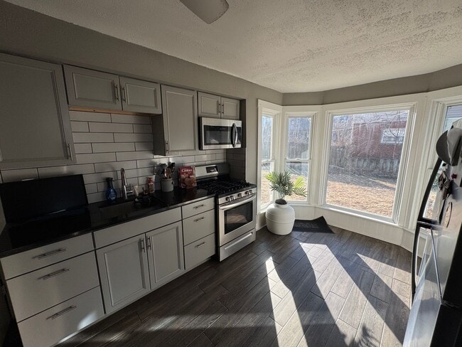 Building Photo - 123 E 7th St Unit 123 & 703-123