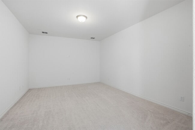 Photo - 537 Oakmoss St