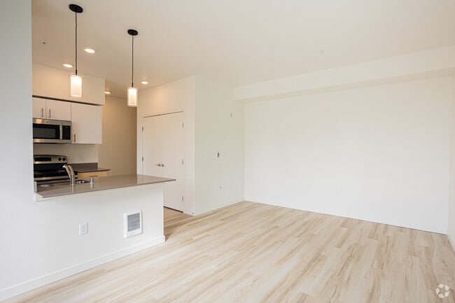 2BR, 2BA - 848SF