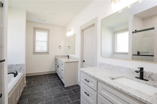 Photo - 108 White Oak St