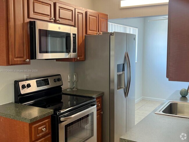 Building Photo - 1100 NE 1st Ct Unit 318 Rental
